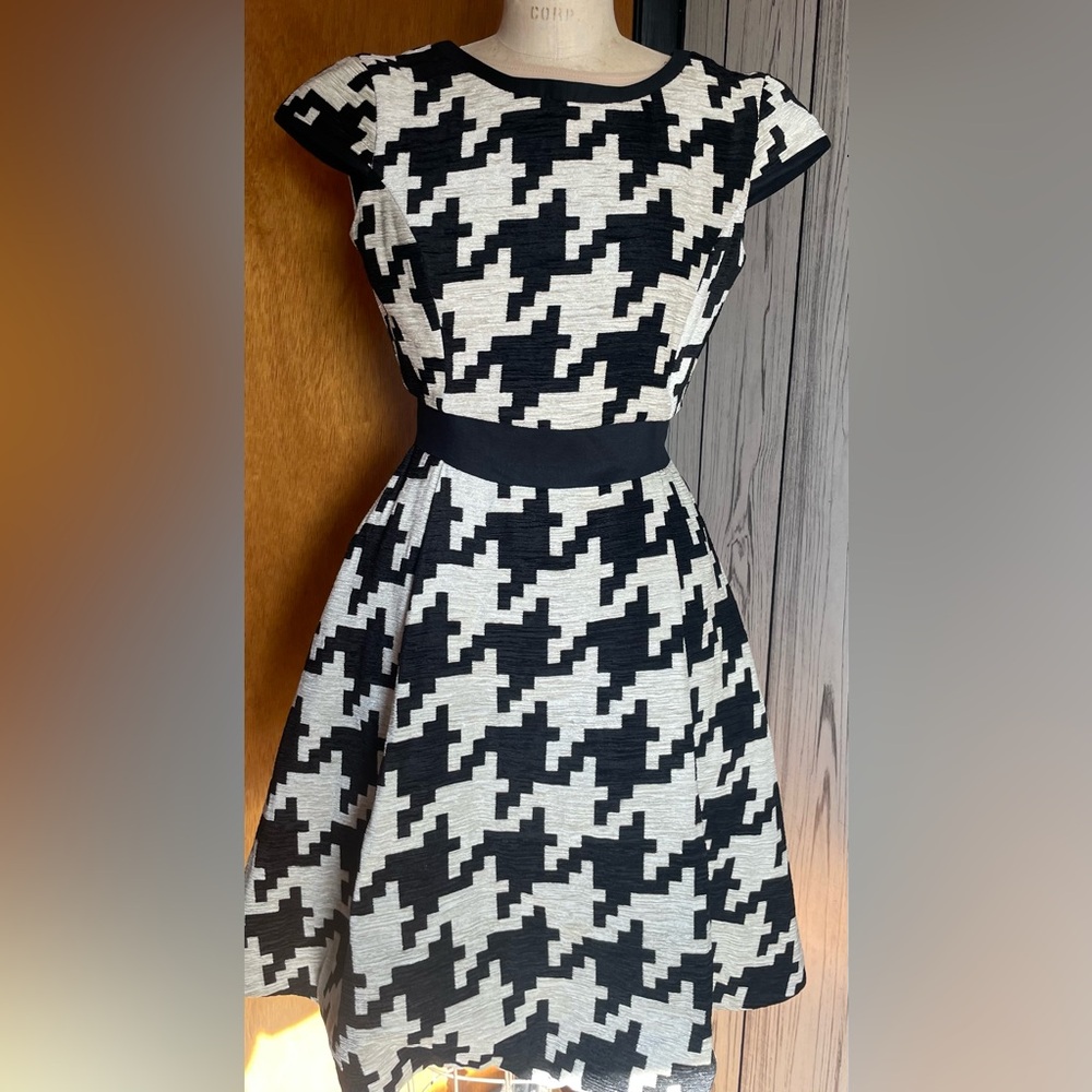 Cream/Blk large herringbone print cap sleeve dress in size 2